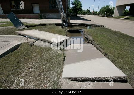 16 juin 2008 - Cedar Rapids, Iowa, États-Unis - la force de l'inondation de la rivière Cedar a découpé et déplacé des dalles de béton près de la bibliothèque publique de Cedar Rapids dans le sud-est de Cedar Rapids (crédit image : Cedar Rapids Gazette/ZUMAPRESS.com) Banque D'Images
