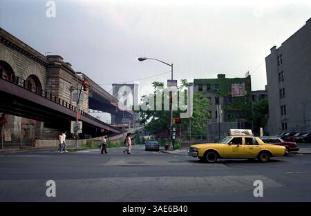 12 août 1991 ; New York, NY, États-Unis ; une des rampes d'accès de Manhattan pour le pont de Brooklyn à New York. Sans doute le pont le plus influent de l'histoire américaine, le pont de Brooklyn reste l'une des merveilles architecturales les plus célèbres de New York. Conçue par le brillant ingénieur John Augustus Roebling (1806-1869) et complétée par son fils tout aussi ingénieux Washington Roebling (1837-1926), cette élégante structure était, au moment de son achèvement en 1883, le plus long pont suspendu du monde. (Crédit image : Seamas Culligan/ZUMAPRESS.com) Banque D'Images