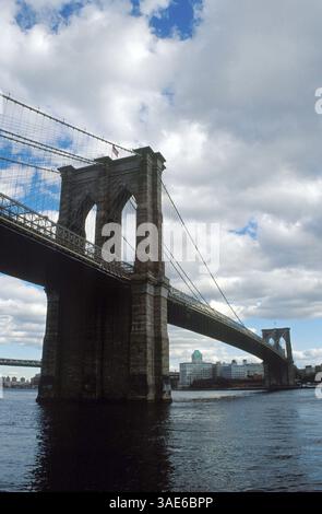 06 octobre 2001 ; New York, NY, États-Unis ; le pont de Brooklyn à New York. Sans doute le pont le plus influent de l'histoire américaine, le pont de Brooklyn reste l'une des merveilles architecturales les plus célèbres de New York. Conçue par le brillant ingénieur John Augustus Roebling (1806-1869) et complétée par son fils tout aussi ingénieux Washington Roebling (1837-1926), cette élégante structure était, au moment de son achèvement en 1883, le plus long pont suspendu du monde. . (Crédit image : Seamas Culligan/ZUMAPRESS.com) Banque D'Images