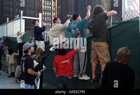 29 septembre 2002 ; New York, NY, États-Unis ; Rubbernecking à Ground Zero à New York. Le site de l’attentat terroriste du World Trade Center comme lieu de contemplation et de réflexion tranquille, semble presque perdu, comme le révèle l’insensibilité de ces spectateurs réclamant leurs photos souvenirs. (Crédit image : Seamas Culligan/ZUMAPRESS.com) Banque D'Images