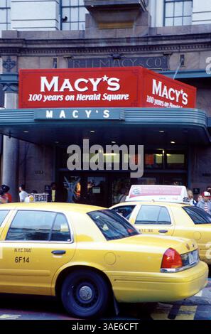 29 septembre 2002 ; New York, NY, États-Unis ; grand magasin Macy's, Herald Square, Manhattan. À l'intersection de Broadway et Sixth Avenue à la 34th Street, se dresse l'une des icônes les plus célèbres du shopping de New York - le grand magasin Macy's. Depuis 1902, Macy's Herald Square est l'un des derniers grands magasins du début du siècle. (Crédit image : Seamas Culligan/ZUMAPRESS.com) Banque D'Images