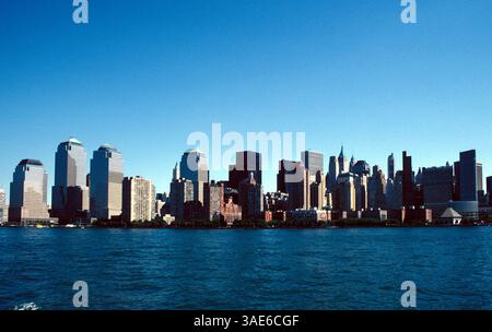 29 septembre 2002 ; New York, NY, États-Unis ; L'horizon du sud de Manhattan est changé pour toujours, car la vue des tours jumelles ne reste qu'un souvenir, à la suite de l'attaque terroriste du 11 septembre sur le World Trade Center. (Crédit image : Seamas Culligan/ZUMAPRESS.com) Banque D'Images