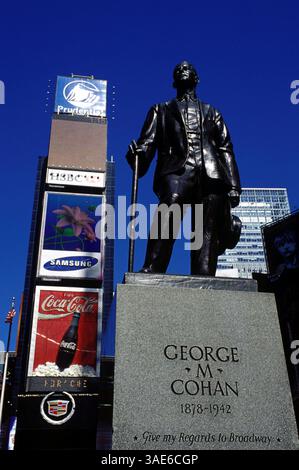 29 septembre 2002 ; New York, NY, États-Unis ; la statue de George M. Cohan (1878-1942) à Times Square, Manhattan, New York. Cohan a été la première superstar de l'Amérique, connue d'un océan à l'autre comme un acteur à succès, chanteur, danseur, dramaturge, compositeur, librettiste, réalisateur et producteur. George M Cohan était, comme l'une de ses pièces de théâtre le disait, « l'homme qui possédait Broadway ». Et pourtant, à part quelques-unes de ses chansons et la biographie du film 'Yankee Doodle Dandy', il est surtout oublié aujourd'hui. (Crédit image : Seamas Culligan/ZUMAPRESS.com) Banque D'Images