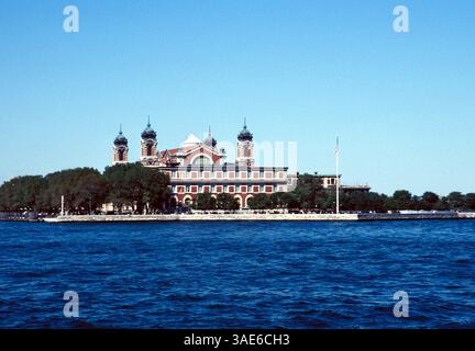 29 septembre 2002 ; New York, NY, États-Unis ; Ellis Island a été la porte d'entrée par laquelle plus de 12 millions d'immigrants sont passés entre 1892 et 1954 dans leur recherche de la liberté d'expression et de religion, et d'opportunités économiques aux États-Unis. . (Crédit image : Seamas Culligan/ZUMAPRESS.com) Banque D'Images