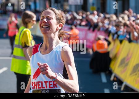 Vicky a été la première femme à participer au London Landmark Marathon qui accueille plus de 70 000 personnes qui terminent un parcours à travers et autour Banque D'Images