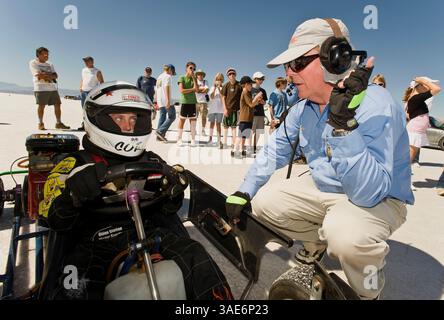 17 septembre 2009 - Wendover, Utah, États-Unis - le prodige de course de onze ans CORY COOTWARE, de Kingsford, Michigan, qui court depuis sept ans, écoute RUSS KNOTTS, officiel de l'Utah Salt Flats Racing Association, explique les détails du parcours alors que le jeune homme s'apprête à courir la célèbre Bonneville Salt Flats dans son Go-kart détenant le record de vitesse terrestre de l'International Alternative Fuel Racing Association (94,151 mph). Cory, un élève de ligne droite maintenant en sixième année, a raté une semaine d'école pour faire le trek aller-retour de 4 000 miles à Bonneville pour la quatrième fois. C'est la deuxième fois qu'il vient à R. Banque D'Images