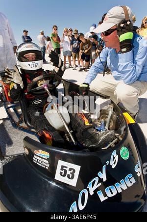17 septembre 2009 - Wendover, Utah, États-Unis - le prodige de course de onze ans CORY COOTWARE, de Kingsford, Michigan, qui court depuis sept ans, parle avec RUSS KNOTTS, officiel de l'Utah Salt Flats Racing Association, des détails du parcours alors que le jeune homme s'apprête à courir la célèbre Bonneville Salt Flats dans son Go-kart détenant le record de vitesse terrestre de l'International Alternative Fuel Racing Association (94,151 mph). Cory, un élève de ligne droite maintenant en sixième année, a raté une semaine d'école pour faire le trek aller-retour de 4 000 miles à Bonneville pour la quatrième fois. C'est la deuxième fois qu'il vient au rac Banque D'Images