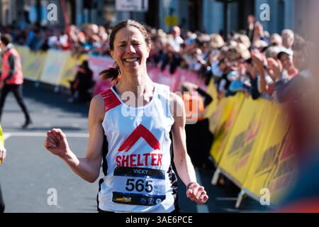 Vicky a été la première femme à participer au London Landmark Marathon qui accueille plus de 70 000 personnes qui terminent un parcours à travers et autour Banque D'Images