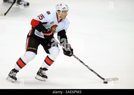 21 janvier 2012 Anaheim, CA. Le défenseur des sénateurs d’Ottawa Sergei Gonchar no 55 en action lors du match de la LNH opposant les Ducks d’Anaheim aux sénateurs d’Ottawa au Centre Honda d’Anaheim, en Californie. (Crédit image : © David Hood/Cal Sport Media/ZUMAPRESS.com) Banque D'Images