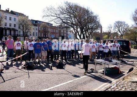 Brighton, ville de Brighton et Hove, East Sussex, Royaume-Uni. Brighton Marathon 2025 avec le soutien du chœur Brighton Gay Mens. David Smith/Alamy 6 avril 2025 Banque D'Images