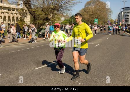 Righton, ville de Brighton et Hove, East Sussex, Royaume-Uni. Un participant aveugle du Brighton Marathon 2025 guidé autour du parcours olympique distancé. David Smith/Alamy 6 avril 2025 Banque D'Images