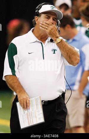 15 octobre 2011 : Bob Toledo, entraîneur-chef de Tulane Green Wave, réagit pendant la seconde moitié du match de football NCAA entre les UTEP Miners et la Tulane Green Wave au Mercedes-Benz Superdome de la Nouvelle-Orléans, en Louisiane. (Crédit image : © Jonathan Bachman/Cal Sport Media/ZUMAPRESS.com) Banque D'Images