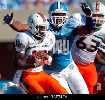 15 octobre 2011 - Chapel Hill, NC, USA - le quarterback de Miami Jacory Harris (12) est limogé pour une perte de huit yards par Sylvester Williams (92) de Caroline du Nord au quatrième quart-temps au Kenan Stadium de Chapel Hill, Caroline du Nord le samedi 15 octobre 2011. Les Hurricanes de l'Université de Miami ont battu les Tar Heels de l'Université de Caroline du Nord, 30-24. (Crédit image : © Robert Willett/Raleigh News & observer/MCT/ZUMAPRESS.com) Banque D'Images