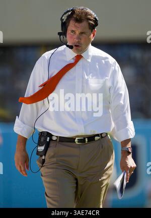 15 octobre 2011 - Chapel Hill, NC, États-Unis - L'entraîneur-chef de Miami, Al Golden, avance sur les lignes de touche pendant la première moitié du match des Hurricanes contre la Caroline du Nord au Kenan Stadium de Chapel Hill, Caroline du Nord, le samedi 15 octobre 2011. Les Hurricanes de l'Université de Miami ont battu les Tar Heels de l'Université de Caroline du Nord, 30-24. (Crédit image : © Robert Willett/Raleigh News & observer/MCT/ZUMAPRESS.com) Banque D'Images