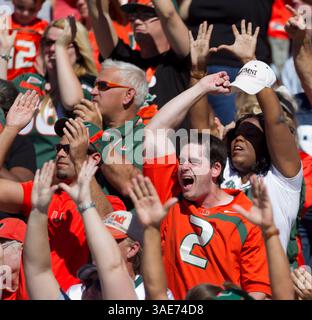 15 octobre 2011 - Chapel Hill, NC, États-Unis - les fans de Miami célèbrent leur avance du début de 17-0 sur la Caroline du Nord au Kenan Stadium de Chapel Hill, Caroline du Nord, le samedi 15 octobre 2011. Les Hurricanes de l'Université de Miami ont battu les Tar Heels de l'Université de Caroline du Nord, 30-24. (Crédit image : © Robert Willett/Raleigh News & observer/MCT/ZUMAPRESS.com) Banque D'Images