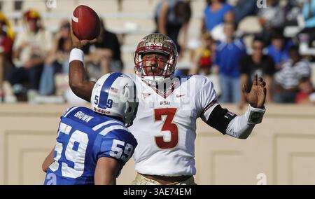 15 octobre 2011 - Durham, NC, USA - le quarterback de l'État de Floride EJ Manuel (3) cherche à passer devant le linebacker de Duke Kelby Brown (59) au Wallace Wade Stadium à Durham, Caroline du Nord, samedi 15 octobre 2011. Florida State bat le duc, 41-16. (Crédit image : © Chuck Liddy/Raleigh News & observer/MCT/ZUMAPRESS.com) Banque D'Images