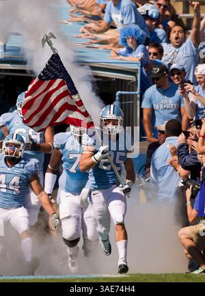 15 octobre 2011 - Chapel Hill, NC, USA - Matt Merletti (25 ans) de Caroline du Nord mène les talons de goudron au Kenan Stadium pour leur match contre Miami à Chapel Hill, Caroline du Nord le samedi 15 octobre 2011. Les Hurricanes de l'Université de Miami ont battu les Tar Heels de l'Université de Caroline du Nord, 30-24. (Crédit image : © Robert Willett/Raleigh News & observer/MCT/ZUMAPRESS.com) Banque D'Images
