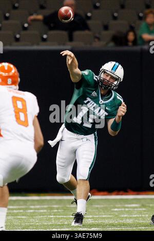 15 octobre 2011 : le quarterback de Tulane Green Wave Ryan Griffin #11 pendant la première moitié du match de football NCAA entre les UTEP Miners et la Tulane Green Wave au Mercedes-Benz Superdome à la Nouvelle-Orléans, en Louisiane. (Crédit image : © Jonathan Bachman/Cal Sport Media/ZUMAPRESS.com) Banque D'Images