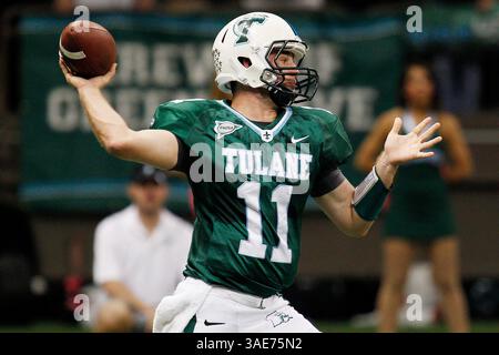 15 octobre 2011 : le quarterback de Tulane Green Wave Ryan Griffin #11 pendant la première moitié du match de football NCAA entre les UTEP Miners et la Tulane Green Wave au Mercedes-Benz Superdome à la Nouvelle-Orléans, en Louisiane. (Crédit image : © Jonathan Bachman/Cal Sport Media/ZUMAPRESS.com) Banque D'Images