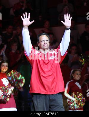 15 octobre 2011 - Tom Crean, entraîneur-chef des Hoosiers de l'Indiana, est présenté à la foule pendant l'hystérie Hoosier à Assembly Hall à Bloomington, Indiana. (Crédit image : © Pat Lovell/Cal Sport Media/ZUMAPRESS.com) Banque D'Images