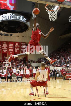 15 octobre 2011 - Victor Oladipo (4), le garde des Hoosiers de l'Indiana, saute sur les coques Jordan (1) lors de la compétition de slam dunk lors de l'hystérie Hoosier à Assembly Hall à Bloomington, Indiana. (Crédit image : © Pat Lovell/Cal Sport Media/ZUMAPRESS.com) Banque D'Images