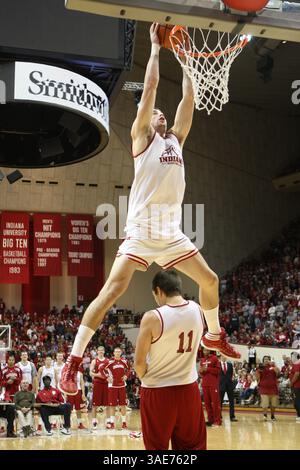 15 octobre 2011 - L'attaquant des Hoosiers de l'Indiana Will Sheehey (10) saute sur le garde des Hoosiers de l'Indiana Daniel Moore (11) lors de la compétition de slam dunk lors de l'hystérie Hoosier à Assembly Hall à Bloomington, Indiana. (Crédit image : © Pat Lovell/Cal Sport Media/ZUMAPRESS.com) Banque D'Images