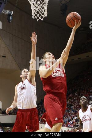 15 octobre 2011 - Austin Etherington (13), attaquant des Hoosiers de l'Indiana, se dirige vers le panier avec Will Sheehey (10), attaquant des Hoosiers de l'Indiana, défendant pendant l'hystérie Hoosier à l'Assembly Hall de Bloomington, Indiana. (Crédit image : © Pat Lovell/Cal Sport Media/ZUMAPRESS.com) Banque D'Images