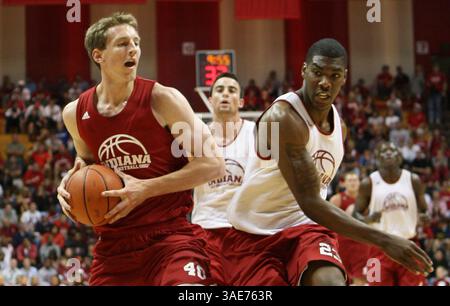 15 octobre 2011 - L'attaquant des Hoosiers de l'Indiana, Cody Zeller (40 ans), se dirige vers le panier avec le garde des Hoosiers de l'Indiana, Remy Abell (23 ans), défendant pendant l'hystérie des Hoosier à l'Assembly Hall à Bloomington, Indiana. (Crédit image : © Pat Lovell/Cal Sport Media/ZUMAPRESS.com) Banque D'Images
