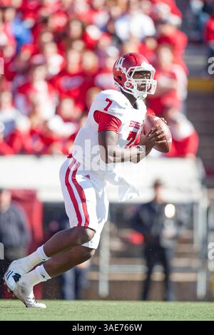 15 octobre 2011- Madison, WI. Camp Randall..Indiana Hoosiers Edward Wright-Baker #7 se bouscule hors de la poche. . Les Badgers du Wisconsin ont remporté les Hoosiers de l'Indiana 59-7..Mike McGinnis / CSM(image de crédit : © Mike McGinnis/Cal Sport Media/ZUMAPRESS.com) Banque D'Images