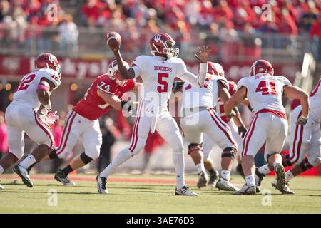 15 octobre 2011- Madison, WI. Camp Randall..Indiana Hoosiers quarterback Tre Roberson #5 retombe pour passer. . Les Badgers du Wisconsin ont remporté les Hoosiers de l'Indiana 59-7..Mike McGinnis / CSM(image de crédit : © Mike McGinnis/Cal Sport Media/ZUMAPRESS.com) Banque D'Images