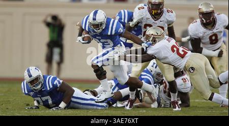 15 octobre 2011 - Durham, NC, USA - Duke Running Back Desmond Scott (33) se libère de la défense de l'État de Floride au Wallace Wade Stadium à Durham, Caroline du Nord, samedi 15 octobre 2011. Florida State bat le duc, 41-16. (Crédit image : © Chuck Liddy/Raleigh News & observer/MCT/ZUMAPRESS.com) Banque D'Images