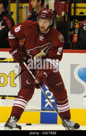 15 octobre 2011 - Glendale, Arizona, U. S - 15 octobre 2011 - Glendale, Arizona, États-Unis - Chris Summers (20 ans), défenseur des Coyotes de Phoenix, s'échauffe avant l'ouverture à domicile contre les jets de Winnipeg. Pendant le match de la LNH entre les jets de Winnipeg et les Coyotes de Phoenix. (Crédit image : © Keith Charles/Southcreek/ZUMAPRESS.com) Banque D'Images