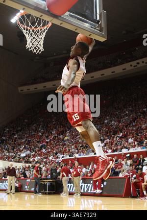 15 octobre 2011 - le garde des Hoosiers de l'Indiana, Raphael Smith (15 ans), participe au concours de slam dunk lors de l'hystérie Hoosier à Assembly Hall à Bloomington, Indiana. (Crédit image : © Pat Lovell/Cal Sport Media/ZUMAPRESS.com) Banque D'Images
