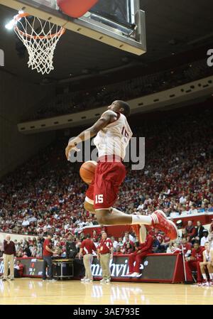 15 octobre 2011 - le garde des Hoosiers de l'Indiana, Raphael Smith (15 ans), participe au concours de slam dunk lors de l'hystérie Hoosier à Assembly Hall à Bloomington, Indiana. (Crédit image : © Pat Lovell/Cal Sport Media/ZUMAPRESS.com) Banque D'Images