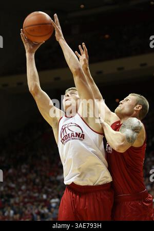 15 octobre 2011 - Austin Etherington (13 ans) et Derek Elston (32 ans), attaquant des Hoosiers de l'Indiana, se battent pour un rebond pendant le scrimmage pendant l'hystérie Hoosier à Assembly Hall à Bloomington, Indiana. (Crédit image : © Pat Lovell/Cal Sport Media/ZUMAPRESS.com) Banque D'Images