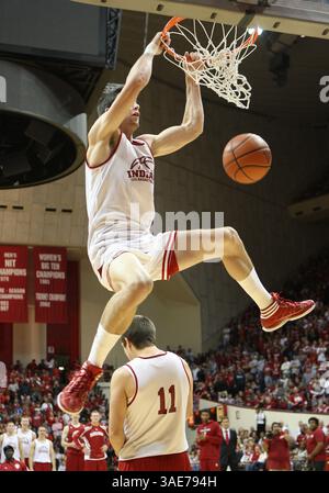 15 octobre 2011 - L'attaquant des Hoosiers de l'Indiana Will Sheehey (10) dunque sur son coéquipier Daniel Moore (11) dans le concours de slam dunk pendant l'hystérie Hoosier à Assembly Hall à Bloomington, Indiana. (Crédit image : © Pat Lovell/Cal Sport Media/ZUMAPRESS.com) Banque D'Images