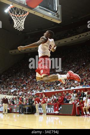 15 octobre 2011 - le garde des Hoosiers de l'Indiana, Raphael Smith (15 ans), participe au concours de slam dunk lors de l'hystérie Hoosier à Assembly Hall à Bloomington, Indiana. (Crédit image : © Pat Lovell/Cal Sport Media/ZUMAPRESS.com) Banque D'Images