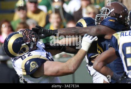 16 octobre 2011 - Green Bay, WI, USA - le gardien de Louis Rams Harvey Dahl et le linebacker Erik Walden des Packers de Green Bay s'engagent dans un match de bousculade au quatrième quart-temps. Les Packers de Green Bay ont battu les produits Louis Rams, 24-3, au lambeau Field à Green Bay, Wisconsin, le dimanche 16 octobre 2011. (Crédit image : © Mark Hoffman/Milwaukee Journal Sentinel/MCT/ZUMAPRESS.com) Banque D'Images