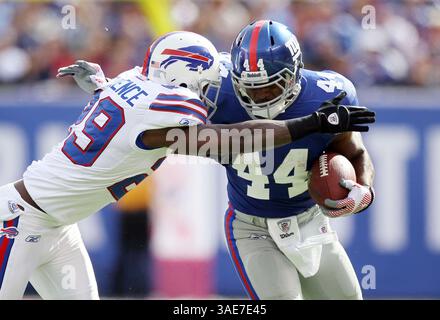 16 octobre 2011 - East Rutherford, NJ, États-Unis - Ahmad Bradshaw des Giants de New York court le ballon contre Drayton Florence des Buffalo Bills au MetLife Stadium à East Rutherford, New Jersey, le dimanche 16 octobre 2011. Le géant a battu les Bills, 27-24. (Crédit image : © Jim Mcisaac/Newsday/MCT/ZUMAPRESS.com) Banque D'Images