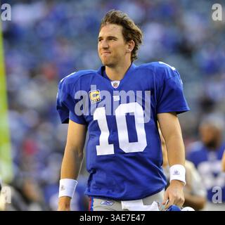 16 octobre 2011 - East Rutherford, NJ, USA - le quarterback des Giants de New York Eli Manning sourit à la fin du match contre les Bills de Buffalo au MetLife Stadium à East Rutherford, New Jersey, dimanche 16 octobre 2011. Le géant a battu les Bills, 27-24. (Crédit image : © David Pokress/Newsday/MCT/ZUMAPRESS.com) Banque D'Images