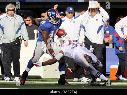 16 octobre 2011 - East Rutherford, NJ, USA - Ahmad Bradshaw des Giants de New York court le ballon contre George Wilson des Buffalo Bills au MetLife Stadium à East Rutherford, New Jersey, dimanche 16 octobre 2011. Le géant a battu les Bills, 27-24. (Crédit image : © Jim Mcisaac/Newsday/MCT/ZUMAPRESS.com) Banque D'Images