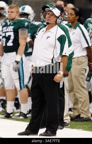 15 octobre 2011 : Bob Toledo, entraîneur-chef de Tulane Green Wave, réagit pendant la seconde moitié du match de football NCAA entre les UTEP Miners et la Tulane Green Wave au Mercedes-Benz Superdome de la Nouvelle-Orléans, en Louisiane. (Crédit image : © Jonathan Bachman/Cal Sport Media/ZUMAPRESS.com) Banque D'Images