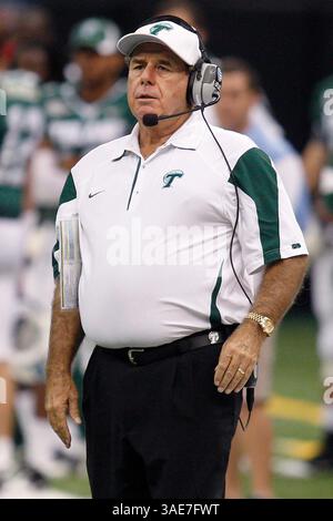 15 octobre 2011 : Bob Toledo, entraîneur-chef de Tulane Green Wave, réagit pendant la seconde moitié du match de football NCAA entre les UTEP Miners et la Tulane Green Wave au Mercedes-Benz Superdome de la Nouvelle-Orléans, en Louisiane. (Crédit image : © Jonathan Bachman/Cal Sport Media/ZUMAPRESS.com) Banque D'Images