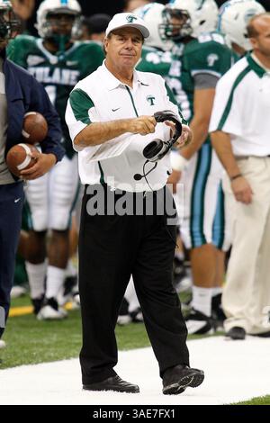 15 octobre 2011 : Bob Toledo, entraîneur-chef de Tulane Green Wave, réagit pendant la seconde moitié du match de football NCAA entre les UTEP Miners et la Tulane Green Wave au Mercedes-Benz Superdome de la Nouvelle-Orléans, en Louisiane. (Crédit image : © Jonathan Bachman/Cal Sport Media/ZUMAPRESS.com) Banque D'Images
