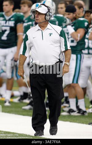 15 octobre 2011 : Bob Toledo, entraîneur-chef de Tulane Green Wave, réagit pendant la seconde moitié du match de football NCAA entre les UTEP Miners et la Tulane Green Wave au Mercedes-Benz Superdome de la Nouvelle-Orléans, en Louisiane. (Crédit image : © Jonathan Bachman/Cal Sport Media/ZUMAPRESS.com) Banque D'Images
