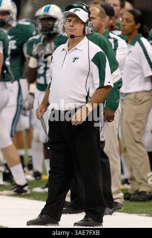 15 octobre 2011 : Bob Toledo, entraîneur-chef de Tulane Green Wave, réagit pendant la seconde moitié du match de football NCAA entre les UTEP Miners et la Tulane Green Wave au Mercedes-Benz Superdome de la Nouvelle-Orléans, en Louisiane. (Crédit image : © Jonathan Bachman/Cal Sport Media/ZUMAPRESS.com) Banque D'Images