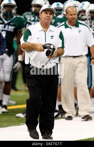 15 octobre 2011 : Bob Toledo, entraîneur-chef de Tulane Green Wave, réagit pendant la seconde moitié du match de football NCAA entre les UTEP Miners et la Tulane Green Wave au Mercedes-Benz Superdome de la Nouvelle-Orléans, en Louisiane. (Crédit image : © Jonathan Bachman/Cal Sport Media/ZUMAPRESS.com) Banque D'Images