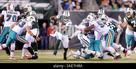 17 octobre 2011 - East Rutherford, NJ, USA - Shonn Greene des jets de New York trouve un énorme trou dans la défense des Dolphins de Miami au deuxième quart-temps au MetLife Stadium à East Rutherford, New Jersey, lundi 17 octobre 2011. (Crédit image : © Robert Duyos/Sun Sentinel/MCT/ZUMAPRESS.com) Banque D'Images