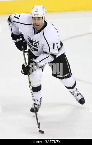 15 octobre 2011 - Philadelphie, Pennsylvanie, États-Unis d'Amérique - Ethan Moreau (#17) des Kings de Los Angeles sort la langue tout en contrôlant la rondelle pendant la première période du match entre les Flyers de Philadelphie et les Kings de Los Angeles au Wells Fargo Center. Les Kings de Los Angeles ont battu les Flyers de Philadelphie 3-2 en prolongation. (Crédit image : © Bob Fina/Southcreek/ZUMAPRESS.com) Banque D'Images
