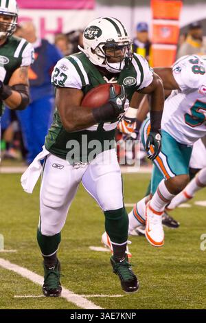 17 octobre 2011 : Shonn Greene (23 ans) court avec le ballon pendant le match NFL entre les Dolphins de Miami et les jets de New York au MetLife Stadium à East Rutherford, New Jersey. Les jets battent les dauphins, 24-6.(image crédit : © Chris Szagola/Cal Sport Media/ZUMAPRESS.com) Banque D'Images